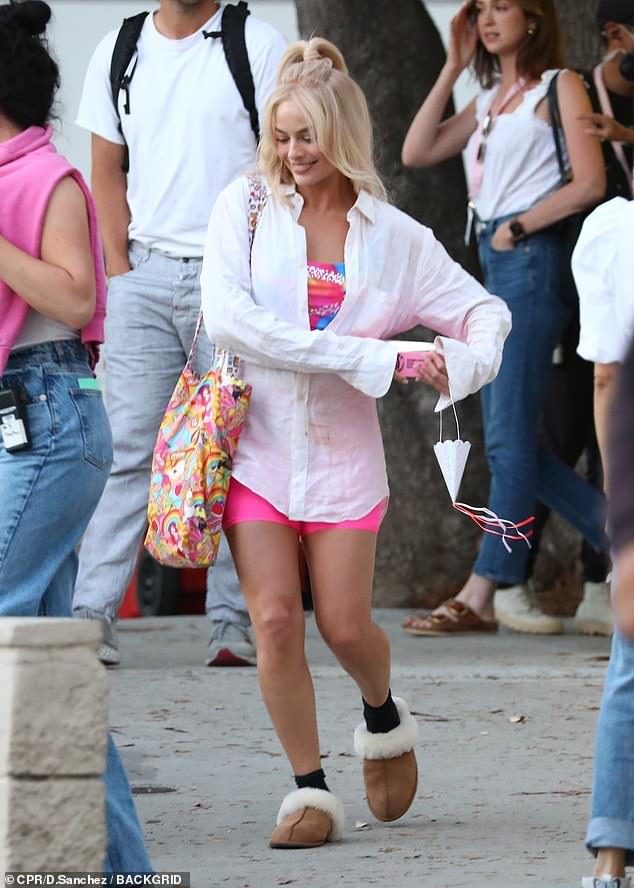 59803393-10981949-margot_robbie_has_celebrated_her_32nd_birthday_with_a_barbie_the-a-49_1656991359205-8107957