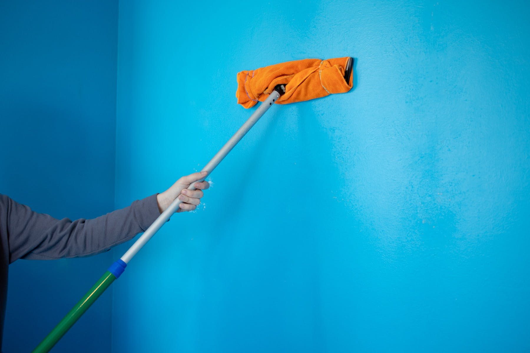 20190316-kcl-paint-tips-clean-walls-with-cloth-on-pushbroom-0302-1554750902-3149761
